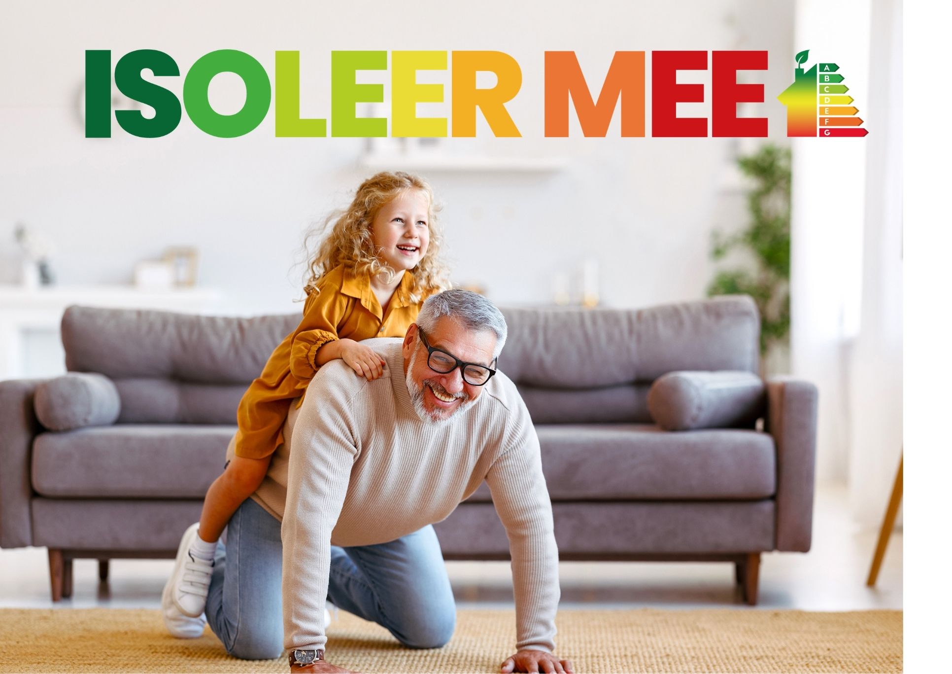 campagnebeeld van de isolatieactie Isoleer Mee, met een man en kind aan het spelen in de woonkamer. In het beeld staat ook de tekst 'Isoleer Mee' en het logo met verschillende energielabels voor een woning.